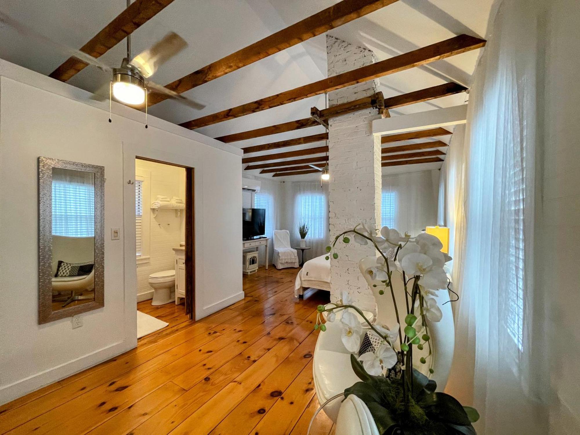 An Authentic, Rustic Luxurious Little Single Family Home In Old Town. All Yours. Marblehead Luaran gambar